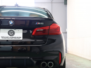 BMW Mシリーズ M5　ｲﾝﾃﾘｼﾞｪﾝﾄｾｰﾌﾃｨ 茶/黒革 ﾍﾞﾝﾁﾚｰﾀｰ ｶｰﾎﾞﾝﾙｰﾌ Idriveﾅﾋﾞ TV 360ｶﾒﾗ harman/kardon ﾜｲﾔﾚｽﾁｬｰｼﾞﾝｸﾞ HUD Mｽﾎﾟｰﾂｽﾃｱﾘﾝｸﾞ Mｴｷｿﾞｰｽﾄｼｽﾃﾑ Mﾏﾙﾁﾌｧﾝｸｼｮﾝｼｰﾄ Mｴｱﾛ&20ｲﾝﾁﾀﾞﾌﾞﾙｽﾎﾟｰｸAW(ｽﾀｲﾘﾝｸﾞ706M)　2年保証