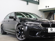 BMW Mシリーズ M5　ｲﾝﾃﾘｼﾞｪﾝﾄｾｰﾌﾃｨ 茶/黒革 ﾍﾞﾝﾁﾚｰﾀｰ ｶｰﾎﾞﾝﾙｰﾌ Idriveﾅﾋﾞ TV 360ｶﾒﾗ harman/kardon ﾜｲﾔﾚｽﾁｬｰｼﾞﾝｸﾞ HUD Mｽﾎﾟｰﾂｽﾃｱﾘﾝｸﾞ Mｴｷｿﾞｰｽﾄｼｽﾃﾑ Mﾏﾙﾁﾌｧﾝｸｼｮﾝｼｰﾄ Mｴｱﾛ&20ｲﾝﾁﾀﾞﾌﾞﾙｽﾎﾟｰｸAW(ｽﾀｲﾘﾝｸﾞ706M)　2年保証