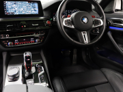 BMW Mシリーズ M5　ｲﾝﾃﾘｼﾞｪﾝﾄｾｰﾌﾃｨ 黒革 ﾍﾞﾝﾁﾚｰﾀｰ ｶｰﾎﾞﾝﾙｰﾌ Idriveﾅﾋﾞ TV 360ｶﾒﾗ harman/kardon ﾜｲﾔﾚｽﾁｬｰｼﾞﾝｸﾞ HUD Mｽﾎﾟｰﾂｽﾃｱﾘﾝｸﾞ Mｴｷｿﾞｰｽﾄｼｽﾃﾑ Mﾏﾙﾁﾌｧﾝｸｼｮﾝｼｰﾄ Mｴｱﾛ&20ｲﾝﾁﾀﾞﾌﾞﾙｽﾎﾟｰｸAW(ｽﾀｲﾘﾝｸﾞ706M)　2年保証