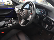 BMW Mシリーズ M5　ｲﾝﾃﾘｼﾞｪﾝﾄｾｰﾌﾃｨ 黒革 ﾍﾞﾝﾁﾚｰﾀｰ ｶｰﾎﾞﾝﾙｰﾌ Idriveﾅﾋﾞ TV 360ｶﾒﾗ harman/kardon ﾜｲﾔﾚｽﾁｬｰｼﾞﾝｸﾞ HUD Mｽﾎﾟｰﾂｽﾃｱﾘﾝｸﾞ Mｴｷｿﾞｰｽﾄｼｽﾃﾑ Mﾏﾙﾁﾌｧﾝｸｼｮﾝｼｰﾄ Mｴｱﾛ&20ｲﾝﾁﾀﾞﾌﾞﾙｽﾎﾟｰｸAW(ｽﾀｲﾘﾝｸﾞ706M)　2年保証