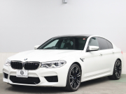 BMW Mシリーズ M5　ｲﾝﾃﾘｼﾞｪﾝﾄｾｰﾌﾃｨ 黒革 ﾍﾞﾝﾁﾚｰﾀｰ ｶｰﾎﾞﾝﾙｰﾌ Idriveﾅﾋﾞ TV 360ｶﾒﾗ harman/kardon ﾜｲﾔﾚｽﾁｬｰｼﾞﾝｸﾞ HUD Mｽﾎﾟｰﾂｽﾃｱﾘﾝｸﾞ Mｴｷｿﾞｰｽﾄｼｽﾃﾑ Mﾏﾙﾁﾌｧﾝｸｼｮﾝｼｰﾄ Mｴｱﾛ&20ｲﾝﾁﾀﾞﾌﾞﾙｽﾎﾟｰｸAW(ｽﾀｲﾘﾝｸﾞ706M)　2年保証