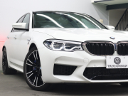 BMW Mシリーズ M5　ｲﾝﾃﾘｼﾞｪﾝﾄｾｰﾌﾃｨ 黒革 ﾍﾞﾝﾁﾚｰﾀｰ ｶｰﾎﾞﾝﾙｰﾌ Idriveﾅﾋﾞ TV 360ｶﾒﾗ harman/kardon ﾜｲﾔﾚｽﾁｬｰｼﾞﾝｸﾞ HUD Mｽﾎﾟｰﾂｽﾃｱﾘﾝｸﾞ Mｴｷｿﾞｰｽﾄｼｽﾃﾑ Mﾏﾙﾁﾌｧﾝｸｼｮﾝｼｰﾄ Mｴｱﾛ&20ｲﾝﾁﾀﾞﾌﾞﾙｽﾎﾟｰｸAW(ｽﾀｲﾘﾝｸﾞ706M)　2年保証