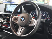 BMW Mシリーズ M5　ｲﾝﾃﾘｼﾞｪﾝﾄｾｰﾌﾃｨ 黒革 ﾍﾞﾝﾁﾚｰﾀｰ ｶｰﾎﾞﾝﾙｰﾌ Idriveﾅﾋﾞ TV 360ｶﾒﾗ harman/kardon ﾜｲﾔﾚｽﾁｬｰｼﾞﾝｸﾞ HUD Mｽﾎﾟｰﾂｽﾃｱﾘﾝｸﾞ Mｴｷｿﾞｰｽﾄｼｽﾃﾑ Mﾏﾙﾁﾌｧﾝｸｼｮﾝｼｰﾄ Mｴｱﾛ&20ｲﾝﾁﾀﾞﾌﾞﾙｽﾎﾟｰｸAW(ｽﾀｲﾘﾝｸﾞ706M)　2年保証