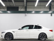 BMW Mシリーズ M5　ｲﾝﾃﾘｼﾞｪﾝﾄｾｰﾌﾃｨ 黒革 ﾍﾞﾝﾁﾚｰﾀｰ ｶｰﾎﾞﾝﾙｰﾌ Idriveﾅﾋﾞ TV 360ｶﾒﾗ harman/kardon ﾜｲﾔﾚｽﾁｬｰｼﾞﾝｸﾞ HUD Mｽﾎﾟｰﾂｽﾃｱﾘﾝｸﾞ Mｴｷｿﾞｰｽﾄｼｽﾃﾑ Mﾏﾙﾁﾌｧﾝｸｼｮﾝｼｰﾄ Mｴｱﾛ&20ｲﾝﾁﾀﾞﾌﾞﾙｽﾎﾟｰｸAW(ｽﾀｲﾘﾝｸﾞ706M)　2年保証