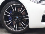 BMW Mシリーズ M5　ｲﾝﾃﾘｼﾞｪﾝﾄｾｰﾌﾃｨ 黒革 ﾍﾞﾝﾁﾚｰﾀｰ ｶｰﾎﾞﾝﾙｰﾌ Idriveﾅﾋﾞ TV 360ｶﾒﾗ harman/kardon ﾜｲﾔﾚｽﾁｬｰｼﾞﾝｸﾞ HUD Mｽﾎﾟｰﾂｽﾃｱﾘﾝｸﾞ Mｴｷｿﾞｰｽﾄｼｽﾃﾑ Mﾏﾙﾁﾌｧﾝｸｼｮﾝｼｰﾄ Mｴｱﾛ&20ｲﾝﾁﾀﾞﾌﾞﾙｽﾎﾟｰｸAW(ｽﾀｲﾘﾝｸﾞ706M)　2年保証