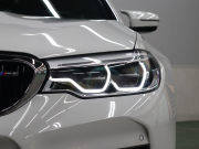 BMW Mシリーズ M5　ｲﾝﾃﾘｼﾞｪﾝﾄｾｰﾌﾃｨ 黒革 ﾍﾞﾝﾁﾚｰﾀｰ ｶｰﾎﾞﾝﾙｰﾌ Idriveﾅﾋﾞ TV 360ｶﾒﾗ harman/kardon ﾜｲﾔﾚｽﾁｬｰｼﾞﾝｸﾞ HUD Mｽﾎﾟｰﾂｽﾃｱﾘﾝｸﾞ Mｴｷｿﾞｰｽﾄｼｽﾃﾑ Mﾏﾙﾁﾌｧﾝｸｼｮﾝｼｰﾄ Mｴｱﾛ&20ｲﾝﾁﾀﾞﾌﾞﾙｽﾎﾟｰｸAW(ｽﾀｲﾘﾝｸﾞ706M)　2年保証