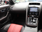 ジャガー Fタイプ Rｸｰﾍﾟ　赤/黒革 ﾊﾟﾌｫｰﾏﾝｽｼｰﾄ ｼｰﾄﾋｰﾀｰ 純正ﾅﾋﾞ ﾊﾞｯｸｶﾒﾗ ｸﾙｺﾝ MERIDIANｻｳﾝﾄﾞ 自動Rｹﾞｰﾄ ｽﾃｱﾘﾝｸﾞﾋｰﾀｰ ｶｰﾎﾞﾝｾﾝﾀｰｺﾝｿｰﾙ 可変ﾊﾞﾙﾌﾞ 可変ｳｨﾝｸﾞ ﾊﾟﾌｫｰﾏﾝｽｴｸﾞｿﾞｰｽﾄ 純正20ｲﾝﾁAW　2年保証