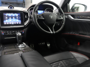 マセラティ ギブリ ﾄﾞﾗｲﾊﾞｰｽﾞｱｼｽﾀﾝｽ&ｶｰﾎﾞﾝｽﾎﾟｰﾂP　後期 黒革 ﾍﾞﾝﾁﾚｰﾀｰ ﾋｰﾀｰ ｻﾝﾙｰﾌ 純正SDﾅﾋﾞ TV harman/kardon ｻﾗｳﾝﾄﾞﾋﾞｭｰｶﾒﾗ ACC LEDﾍｯﾄﾞﾗｲﾄ 自動Rｹﾞｰﾄ&ﾊﾝｽﾞﾌﾘｰA ｽｶｲﾌｯｸｻｽﾍﾟﾝｼｮﾝ ｶｰﾎﾞﾝｲﾝﾃﾘｱﾄﾘﾑ 純正20ｲﾝﾁAW　2年保証