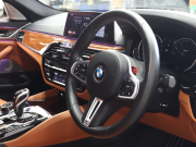 BMW Mシリーズ M5　有償色 茶革 ﾌﾙﾚｻﾞｰﾒﾘﾉｲﾝﾃﾘｱ ﾍﾞﾝﾁﾚｰﾀｰ ｱﾙｶﾝﾀﾗﾙｰﾌ 純正ﾅﾋﾞ TV Bowers&wilkinsﾀﾞｲﾔﾓﾝﾄﾞｻｳﾝﾄﾞ 360ｶﾒﾗ HUD ｿﾌﾄｸﾛｰｽﾞﾄﾞｱ 自動Rｹﾞｰﾄ&ﾊﾝｽﾞﾌﾘｰA ｱﾀﾞﾌﾟﾃｨﾌﾞMﾃﾞｨﾌｧﾚﾝｼｬﾙ Mｴｱﾛ&20ｲﾝﾁAW(706M)　2年保証