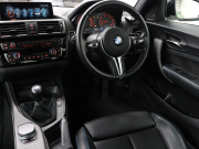 BMW Mシリーズ M2 ﾍﾞｰｽｸﾞﾚｰﾄﾞ 6速MT　ｺﾝﾌｫｰﾄA ｲﾝﾃﾘｼﾞｪﾝﾄS 黒革 純正Idriveﾅﾋﾞ harman/kardon Bｶﾒﾗ LEDﾍｯﾄﾞﾗｲﾄ ｶｰﾎﾞﾝｲﾝﾃﾘｱ ﾃﾞｭｱﾙｴｷｿﾞｰｽﾄﾃｰﾙﾊﾟｲﾌﾟ Mｽﾎﾟｰﾂｽﾃｱﾘﾝｸﾞ Mﾌﾞﾚｰｷｷｬﾘﾊﾟｰ Mｴｱﾛ&19ｲﾝﾁAW　2年保証付