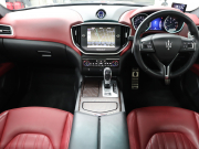 マセラティ ギブリ ﾍﾞｰｽｸﾞﾚｰﾄﾞ　赤革 ｻﾝﾙｰﾌ 純正SDﾅﾋﾞ ｸﾙｰｽﾞｺﾝﾄﾛｰﾙ Bｶﾒﾗ Bluetooth ｷｾﾉﾝﾍｯﾄﾞﾗｲﾄ ﾌﾞﾗｲﾝﾄﾞｽﾎﾟｯﾄ 自動Rｹﾞｰﾄ ｽﾎﾟｰﾂﾓｰﾄﾞ ﾚｯﾄﾞｷｬﾘﾊﾟｰ 純正20ｲﾝﾁAW(ｳﾗｰﾉ)　2年保証付