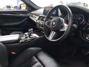 BMW Mシリーズ M5　ｲﾝﾃﾘｼﾞｪﾝﾄｾｰﾌﾃｨ 黒革 ﾍﾞﾝﾁﾚｰﾀｰ ｶｰﾎﾞﾝﾙｰﾌ Idriveﾅﾋﾞ TV 360ｶﾒﾗ harman/kardon ﾜｲﾔﾚｽﾁｬｰｼﾞﾝｸﾞ HUD Mｽﾎﾟｰﾂｽﾃｱﾘﾝｸﾞ Mｴｷｿﾞｰｽﾄｼｽﾃﾑ Mﾏﾙﾁﾌｧﾝｸｼｮﾝｼｰﾄ Mｴｱﾛ&20ｲﾝﾁﾀﾞﾌﾞﾙｽﾎﾟｰｸAW(ｽﾀｲﾘﾝｸﾞ706M)　2年保証