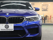 BMW Mシリーズ M5　ｲﾝﾃﾘｼﾞｪﾝﾄｾｰﾌﾃｨ 黒革 ﾍﾞﾝﾁﾚｰﾀｰ ｶｰﾎﾞﾝﾙｰﾌ Idriveﾅﾋﾞ TV 360ｶﾒﾗ harman/kardon ﾜｲﾔﾚｽﾁｬｰｼﾞﾝｸﾞ HUD Mｽﾎﾟｰﾂｽﾃｱﾘﾝｸﾞ Mｴｷｿﾞｰｽﾄｼｽﾃﾑ Mﾏﾙﾁﾌｧﾝｸｼｮﾝｼｰﾄ Mｴｱﾛ&20ｲﾝﾁﾀﾞﾌﾞﾙｽﾎﾟｰｸAW(ｽﾀｲﾘﾝｸﾞ706M)　2年保証