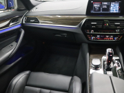 BMW Mシリーズ M5　ｲﾝﾃﾘｼﾞｪﾝﾄｾｰﾌﾃｨ 黒革 ﾍﾞﾝﾁﾚｰﾀｰ ｶｰﾎﾞﾝﾙｰﾌ Idriveﾅﾋﾞ TV 360ｶﾒﾗ harman/kardon ﾜｲﾔﾚｽﾁｬｰｼﾞﾝｸﾞ HUD Mｽﾎﾟｰﾂｽﾃｱﾘﾝｸﾞ Mｴｷｿﾞｰｽﾄｼｽﾃﾑ Mﾏﾙﾁﾌｧﾝｸｼｮﾝｼｰﾄ Mｴｱﾛ&20ｲﾝﾁﾀﾞﾌﾞﾙｽﾎﾟｰｸAW(ｽﾀｲﾘﾝｸﾞ706M)　2年保証
