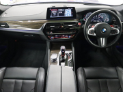 BMW Mシリーズ M5　ｲﾝﾃﾘｼﾞｪﾝﾄｾｰﾌﾃｨ 黒革 ﾍﾞﾝﾁﾚｰﾀｰ ｶｰﾎﾞﾝﾙｰﾌ Idriveﾅﾋﾞ TV 360ｶﾒﾗ harman/kardon ﾜｲﾔﾚｽﾁｬｰｼﾞﾝｸﾞ HUD Mｽﾎﾟｰﾂｽﾃｱﾘﾝｸﾞ Mｴｷｿﾞｰｽﾄｼｽﾃﾑ Mﾏﾙﾁﾌｧﾝｸｼｮﾝｼｰﾄ Mｴｱﾛ&20ｲﾝﾁﾀﾞﾌﾞﾙｽﾎﾟｰｸAW(ｽﾀｲﾘﾝｸﾞ706M)　2年保証