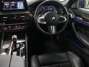 BMW Mシリーズ M5　ｲﾝﾃﾘｼﾞｪﾝﾄｾｰﾌﾃｨ 黒革 ﾍﾞﾝﾁﾚｰﾀｰ ｶｰﾎﾞﾝﾙｰﾌ Idriveﾅﾋﾞ TV 360ｶﾒﾗ harman/kardon ﾜｲﾔﾚｽﾁｬｰｼﾞﾝｸﾞ HUD Mｽﾎﾟｰﾂｽﾃｱﾘﾝｸﾞ Mｴｷｿﾞｰｽﾄｼｽﾃﾑ Mﾏﾙﾁﾌｧﾝｸｼｮﾝｼｰﾄ Mｴｱﾛ&20ｲﾝﾁﾀﾞﾌﾞﾙｽﾎﾟｰｸAW(ｽﾀｲﾘﾝｸﾞ706M)　2年保証