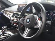 BMW Mシリーズ M5　ｲﾝﾃﾘｼﾞｪﾝﾄｾｰﾌﾃｨ 黒革 ﾍﾞﾝﾁﾚｰﾀｰ ｶｰﾎﾞﾝﾙｰﾌ Idriveﾅﾋﾞ TV 360ｶﾒﾗ harman/kardon ﾜｲﾔﾚｽﾁｬｰｼﾞﾝｸﾞ HUD Mｽﾎﾟｰﾂｽﾃｱﾘﾝｸﾞ Mｴｷｿﾞｰｽﾄｼｽﾃﾑ Mﾏﾙﾁﾌｧﾝｸｼｮﾝｼｰﾄ Mｴｱﾛ&20ｲﾝﾁﾀﾞﾌﾞﾙｽﾎﾟｰｸAW(ｽﾀｲﾘﾝｸﾞ706M)　2年保証