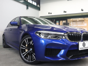 BMW Mシリーズ M5　ｲﾝﾃﾘｼﾞｪﾝﾄｾｰﾌﾃｨ 黒革 ﾍﾞﾝﾁﾚｰﾀｰ ｶｰﾎﾞﾝﾙｰﾌ Idriveﾅﾋﾞ TV 360ｶﾒﾗ harman/kardon ﾜｲﾔﾚｽﾁｬｰｼﾞﾝｸﾞ HUD Mｽﾎﾟｰﾂｽﾃｱﾘﾝｸﾞ Mｴｷｿﾞｰｽﾄｼｽﾃﾑ Mﾏﾙﾁﾌｧﾝｸｼｮﾝｼｰﾄ Mｴｱﾛ&20ｲﾝﾁﾀﾞﾌﾞﾙｽﾎﾟｰｸAW(ｽﾀｲﾘﾝｸﾞ706M)　2年保証
