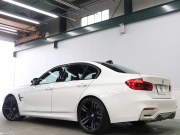 BMW Mシリーズ M3 ｾﾀﾞﾝ MDCT　1ｵｰﾅｰ 後期LCI ｺﾝﾌｫｰﾄA ｲﾝﾃﾘｼﾞｪﾝﾄS 黒革 ﾅﾋﾞTV harman/kardon Bｶﾒﾗ ﾍｯﾄﾞｱｯﾌﾟD LEDﾍｯﾄﾞﾗｲﾄ ｶｰﾎﾞﾝｲﾝﾃﾘｱ Mｻｽﾍﾟﾝｼｮﾝ Mﾌﾞﾙｰｷｬﾘﾊﾟｰ Mｽﾎﾟｰﾂﾚｻﾞｰｽﾃｱﾘﾝｸﾞ Mｴｱﾛ&19AW(ｽﾀｲﾘﾝｸﾞ437M)　2年保証付