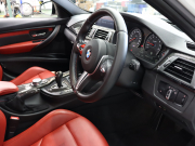 BMW Mシリーズ M3 MDCT　Mｻｽﾍﾟﾝｼｮﾝ ｺﾝﾌｫｰﾄA ｲﾝﾃﾘｼﾞｪﾝﾄS 赤革 ﾅﾋﾞTV Bluetooth Bｶﾒﾗ HUD LEDﾍｯﾄﾞﾗｲﾄ ｶｰﾎﾞﾝﾙｰﾌ ｶｰﾎﾞﾝｲﾝﾃﾘｱ Mｽﾎﾟｰﾂｽﾃｱﾘﾝｸﾞ Mｽﾎﾟｰﾂｴｷｿﾞｰｽﾄｼｽﾃﾑ Mﾌﾞﾙｰｷｬﾘﾊﾟｰ Mｴｱﾛ&19AW(ｽﾀｲﾘﾝｸﾞ437M)　2年保証付
