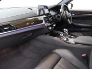 BMW Mシリーズ M5　ｲﾝﾃﾘｼﾞｪﾝﾄｾｰﾌﾃｨ 黒革 ﾍﾞﾝﾁﾚｰﾀｰ ｶｰﾎﾞﾝﾙｰﾌ Idriveﾅﾋﾞ TV 360ｶﾒﾗ harman/kardon ﾜｲﾔﾚｽﾁｬｰｼﾞﾝｸﾞ HUD Mｽﾎﾟｰﾂｽﾃｱﾘﾝｸﾞ Mｴｷｿﾞｰｽﾄｼｽﾃﾑ Mﾏﾙﾁﾌｧﾝｸｼｮﾝｼｰﾄ Mｴｱﾛ&20ｲﾝﾁﾀﾞﾌﾞﾙｽﾎﾟｰｸAW(ｽﾀｲﾘﾝｸﾞ706M)　2年保証