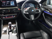 BMW Mシリーズ M5　ｲﾝﾃﾘｼﾞｪﾝﾄｾｰﾌﾃｨ 黒革 ﾍﾞﾝﾁﾚｰﾀｰ ｶｰﾎﾞﾝﾙｰﾌ Idriveﾅﾋﾞ TV 360ｶﾒﾗ harman/kardon ﾜｲﾔﾚｽﾁｬｰｼﾞﾝｸﾞ HUD Mｽﾎﾟｰﾂｽﾃｱﾘﾝｸﾞ Mｴｷｿﾞｰｽﾄｼｽﾃﾑ Mﾏﾙﾁﾌｧﾝｸｼｮﾝｼｰﾄ Mｴｱﾛ&20ｲﾝﾁﾀﾞﾌﾞﾙｽﾎﾟｰｸAW(ｽﾀｲﾘﾝｸﾞ706M)　2年保証