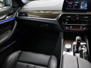 BMW Mシリーズ M5　ｲﾝﾃﾘｼﾞｪﾝﾄｾｰﾌﾃｨ 黒革 ﾍﾞﾝﾁﾚｰﾀｰ ｶｰﾎﾞﾝﾙｰﾌ Idriveﾅﾋﾞ TV 360ｶﾒﾗ harman/kardon ﾜｲﾔﾚｽﾁｬｰｼﾞﾝｸﾞ HUD Mｽﾎﾟｰﾂｽﾃｱﾘﾝｸﾞ Mｴｷｿﾞｰｽﾄｼｽﾃﾑ Mﾏﾙﾁﾌｧﾝｸｼｮﾝｼｰﾄ Mｴｱﾛ&20ｲﾝﾁﾀﾞﾌﾞﾙｽﾎﾟｰｸAW(ｽﾀｲﾘﾝｸﾞ706M)　2年保証