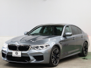BMW Mシリーズ M5　ｲﾝﾃﾘｼﾞｪﾝﾄｾｰﾌﾃｨ 黒革 ﾍﾞﾝﾁﾚｰﾀｰ ｶｰﾎﾞﾝﾙｰﾌ Idriveﾅﾋﾞ TV 360ｶﾒﾗ harman/kardon ﾜｲﾔﾚｽﾁｬｰｼﾞﾝｸﾞ HUD Mｽﾎﾟｰﾂｽﾃｱﾘﾝｸﾞ Mｴｷｿﾞｰｽﾄｼｽﾃﾑ Mﾏﾙﾁﾌｧﾝｸｼｮﾝｼｰﾄ Mｴｱﾛ&20ｲﾝﾁﾀﾞﾌﾞﾙｽﾎﾟｰｸAW(ｽﾀｲﾘﾝｸﾞ706M)　2年保証