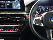 BMW Mシリーズ M5　ｲﾝﾃﾘｼﾞｪﾝﾄｾｰﾌﾃｨ 黒革 ﾍﾞﾝﾁﾚｰﾀｰ ｶｰﾎﾞﾝﾙｰﾌ Idriveﾅﾋﾞ TV 360ｶﾒﾗ harman/kardon ﾜｲﾔﾚｽﾁｬｰｼﾞﾝｸﾞ HUD Mｽﾎﾟｰﾂｽﾃｱﾘﾝｸﾞ Mｴｷｿﾞｰｽﾄｼｽﾃﾑ Mﾏﾙﾁﾌｧﾝｸｼｮﾝｼｰﾄ Mｴｱﾛ&20ｲﾝﾁﾀﾞﾌﾞﾙｽﾎﾟｰｸAW(ｽﾀｲﾘﾝｸﾞ706M)　2年保証