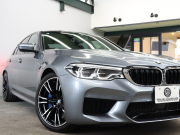 BMW Mシリーズ M5　ｲﾝﾃﾘｼﾞｪﾝﾄｾｰﾌﾃｨ 黒革 ﾍﾞﾝﾁﾚｰﾀｰ ｶｰﾎﾞﾝﾙｰﾌ Idriveﾅﾋﾞ TV 360ｶﾒﾗ harman/kardon ﾜｲﾔﾚｽﾁｬｰｼﾞﾝｸﾞ HUD Mｽﾎﾟｰﾂｽﾃｱﾘﾝｸﾞ Mｴｷｿﾞｰｽﾄｼｽﾃﾑ Mﾏﾙﾁﾌｧﾝｸｼｮﾝｼｰﾄ Mｴｱﾛ&20ｲﾝﾁﾀﾞﾌﾞﾙｽﾎﾟｰｸAW(ｽﾀｲﾘﾝｸﾞ706M)　2年保証
