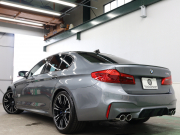 BMW Mシリーズ M5　ｲﾝﾃﾘｼﾞｪﾝﾄｾｰﾌﾃｨ 黒革 ﾍﾞﾝﾁﾚｰﾀｰ ｶｰﾎﾞﾝﾙｰﾌ Idriveﾅﾋﾞ TV 360ｶﾒﾗ harman/kardon ﾜｲﾔﾚｽﾁｬｰｼﾞﾝｸﾞ HUD Mｽﾎﾟｰﾂｽﾃｱﾘﾝｸﾞ Mｴｷｿﾞｰｽﾄｼｽﾃﾑ Mﾏﾙﾁﾌｧﾝｸｼｮﾝｼｰﾄ Mｴｱﾛ&20ｲﾝﾁﾀﾞﾌﾞﾙｽﾎﾟｰｸAW(ｽﾀｲﾘﾝｸﾞ706M)　2年保証