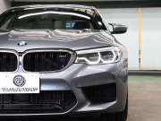 BMW Mシリーズ M5　ｲﾝﾃﾘｼﾞｪﾝﾄｾｰﾌﾃｨ 黒革 ﾍﾞﾝﾁﾚｰﾀｰ ｶｰﾎﾞﾝﾙｰﾌ Idriveﾅﾋﾞ TV 360ｶﾒﾗ harman/kardon ﾜｲﾔﾚｽﾁｬｰｼﾞﾝｸﾞ HUD Mｽﾎﾟｰﾂｽﾃｱﾘﾝｸﾞ Mｴｷｿﾞｰｽﾄｼｽﾃﾑ Mﾏﾙﾁﾌｧﾝｸｼｮﾝｼｰﾄ Mｴｱﾛ&20ｲﾝﾁﾀﾞﾌﾞﾙｽﾎﾟｰｸAW(ｽﾀｲﾘﾝｸﾞ706M)　2年保証