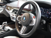 BMW Mシリーズ M5 ﾍﾞｰｽｸﾞﾚｰﾄﾞ ｺﾝﾌｫｰﾄPKG ﾌﾙﾚｻﾞｰﾒﾘﾉｲﾝﾃﾘｱ　ACC ｺﾝﾌｫｰﾄA ｲﾝﾃﾘｼﾞｪﾝﾄS 白/黒革 ﾍﾞﾝﾁﾚｰﾀｰ ｱﾙｶﾝﾀﾗﾙｰﾌ 純正ﾅﾋﾞTV harman/kardon 360ｶﾒﾗ HUD Mｴｷｿﾞｰｽﾄ Mﾏﾙﾁﾌｧﾝｸｼｮﾝｼｰﾄ 純正ｴｱﾛ&20ｲﾝﾁAW　2年保証