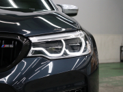 BMW Mシリーズ M5 ﾍﾞｰｽｸﾞﾚｰﾄﾞ ｺﾝﾌｫｰﾄPKG ﾌﾙﾚｻﾞｰﾒﾘﾉｲﾝﾃﾘｱ　ACC ｺﾝﾌｫｰﾄA ｲﾝﾃﾘｼﾞｪﾝﾄS 白/黒革 ﾍﾞﾝﾁﾚｰﾀｰ ｱﾙｶﾝﾀﾗﾙｰﾌ 純正ﾅﾋﾞTV harman/kardon 360ｶﾒﾗ HUD Mｴｷｿﾞｰｽﾄ Mﾏﾙﾁﾌｧﾝｸｼｮﾝｼｰﾄ 純正ｴｱﾛ&20ｲﾝﾁAW　2年保証