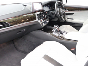 BMW Mシリーズ M5 ﾍﾞｰｽｸﾞﾚｰﾄﾞ ｺﾝﾌｫｰﾄPKG ﾌﾙﾚｻﾞｰﾒﾘﾉｲﾝﾃﾘｱ　ACC ｺﾝﾌｫｰﾄA ｲﾝﾃﾘｼﾞｪﾝﾄS 白/黒革 ﾍﾞﾝﾁﾚｰﾀｰ ｱﾙｶﾝﾀﾗﾙｰﾌ 純正ﾅﾋﾞTV harman/kardon 360ｶﾒﾗ HUD Mｴｷｿﾞｰｽﾄ Mﾏﾙﾁﾌｧﾝｸｼｮﾝｼｰﾄ 純正ｴｱﾛ&20ｲﾝﾁAW　2年保証