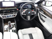 BMW Mシリーズ M5 ﾍﾞｰｽｸﾞﾚｰﾄﾞ ｺﾝﾌｫｰﾄPKG ﾌﾙﾚｻﾞｰﾒﾘﾉｲﾝﾃﾘｱ　ACC ｺﾝﾌｫｰﾄA ｲﾝﾃﾘｼﾞｪﾝﾄS 白/黒革 ﾍﾞﾝﾁﾚｰﾀｰ ｱﾙｶﾝﾀﾗﾙｰﾌ 純正ﾅﾋﾞTV harman/kardon 360ｶﾒﾗ HUD Mｴｷｿﾞｰｽﾄ Mﾏﾙﾁﾌｧﾝｸｼｮﾝｼｰﾄ 純正ｴｱﾛ&20ｲﾝﾁAW　2年保証