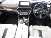 BMW Mシリーズ M5 ﾍﾞｰｽｸﾞﾚｰﾄﾞ ｺﾝﾌｫｰﾄPKG ﾌﾙﾚｻﾞｰﾒﾘﾉｲﾝﾃﾘｱ　ACC ｺﾝﾌｫｰﾄA ｲﾝﾃﾘｼﾞｪﾝﾄS 白/黒革 ﾍﾞﾝﾁﾚｰﾀｰ ｱﾙｶﾝﾀﾗﾙｰﾌ 純正ﾅﾋﾞTV harman/kardon 360ｶﾒﾗ HUD Mｴｷｿﾞｰｽﾄ Mﾏﾙﾁﾌｧﾝｸｼｮﾝｼｰﾄ 純正ｴｱﾛ&20ｲﾝﾁAW　2年保証