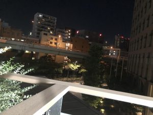 深夜 東京 の 6 畳 半 夢 を 見 て た