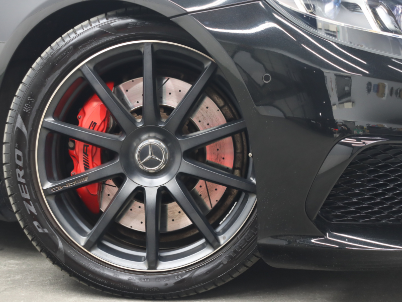 メルセデスAMG S63 ロング AMGダイナミックPKG搭載のラグジュアリーセダン