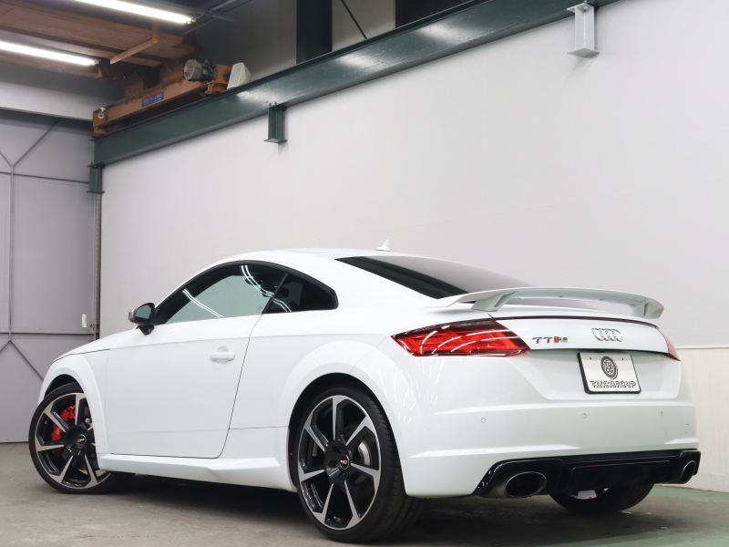 アウディ TT RS クーペ｜RS専用装備とマグネティックライドを備えた1台
