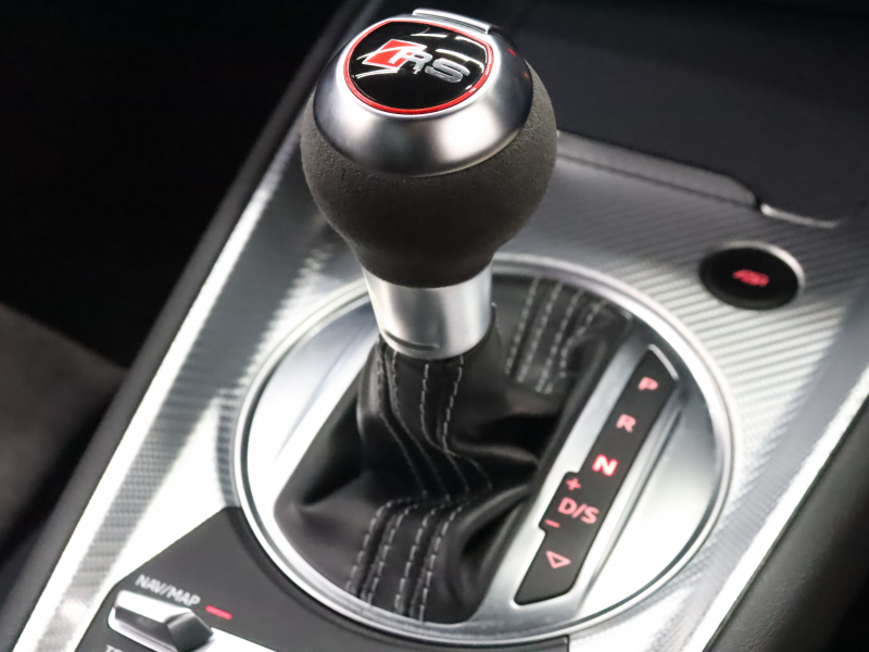 アウディ TT RS クーペ｜RS専用装備とマグネティックライドを備えた1台