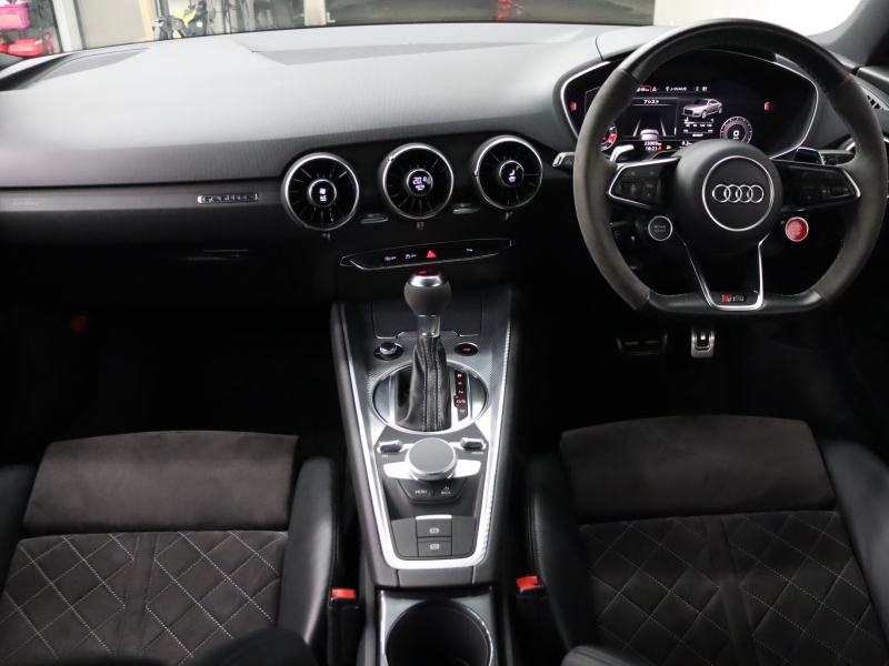 アウディ TT RS クーペ｜RS専用装備とマグネティックライドを備えた1台