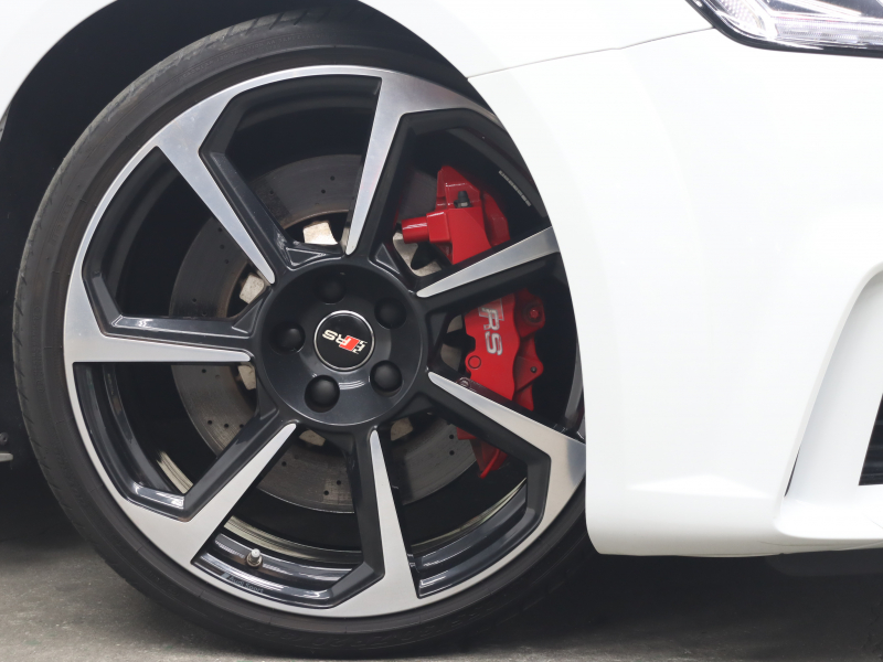 アウディ TT RS クーペ｜RS専用装備とマグネティックライドを備えた1台