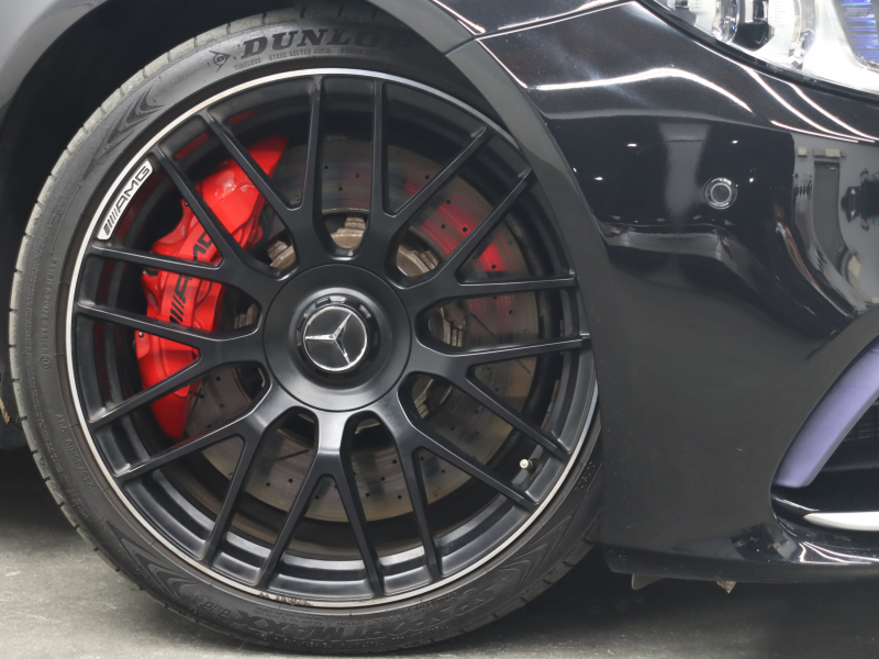 AMG C63S 後期モデル|V8ツインターボの魅力を味わえる本格スポーツセダン
