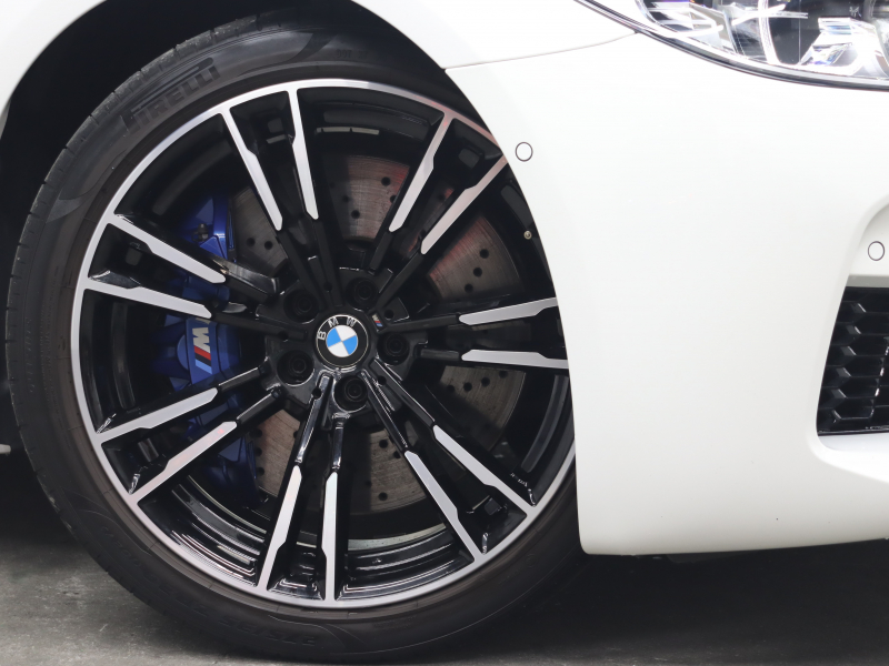 BMW M5|600ps V8ツインターボと上質装備を備えたハイパフォーマンスモデル