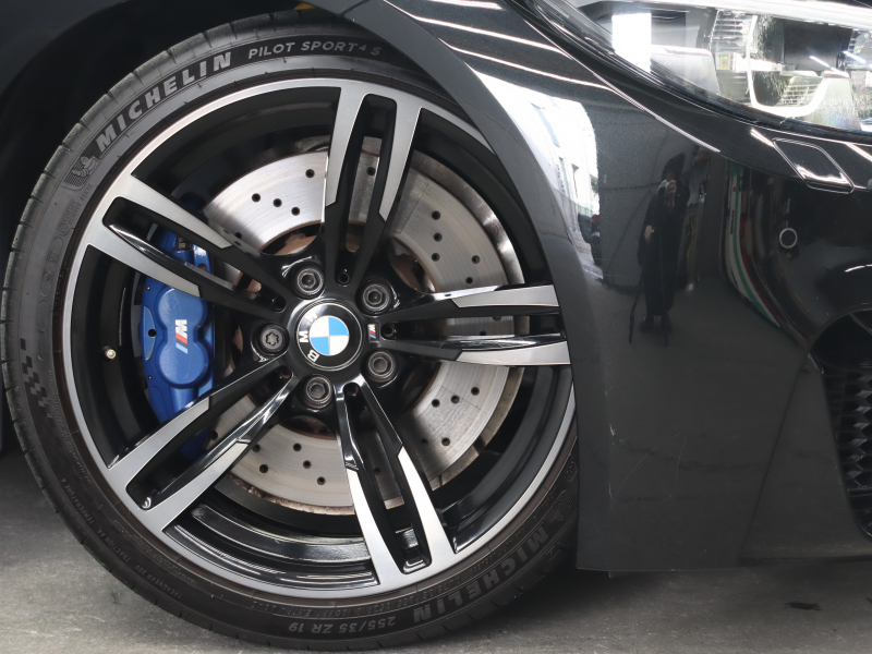 BMW M4 クーペ｜KW車高調＋Mブルーブレーキキャリパー装備のスポーツクーペ