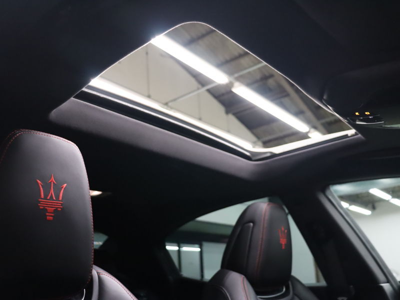 マセラティ ギブリ|後期モデル・カーボンスポーツPKG搭載中古車