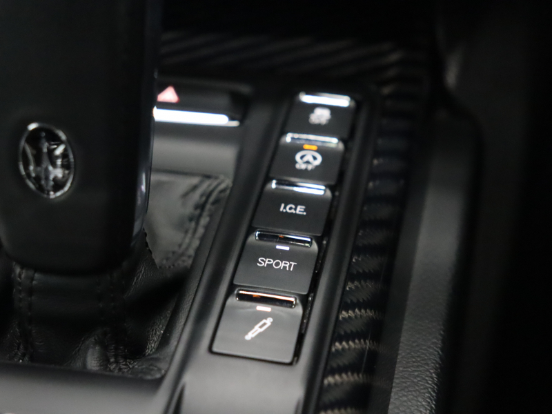 マセラティ ギブリ|後期モデル・カーボンスポーツPKG搭載中古車