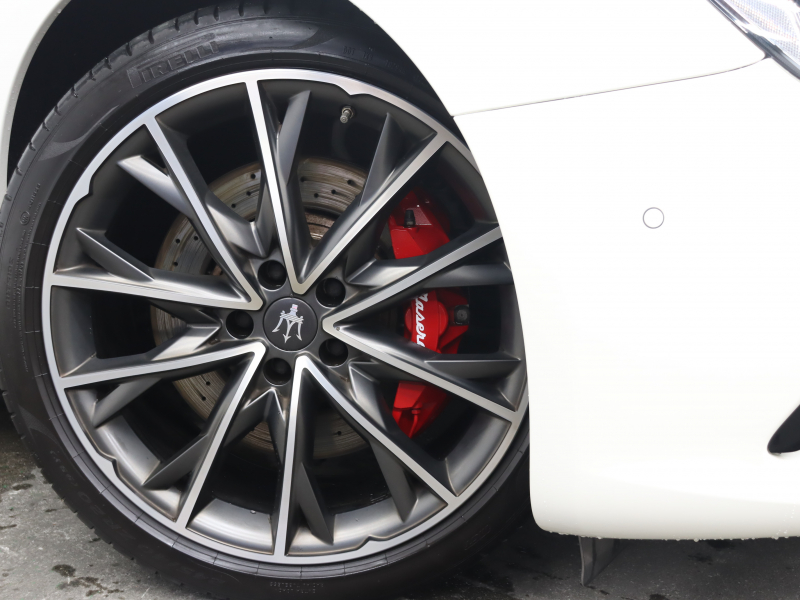 マセラティ ギブリ|後期モデル・カーボンスポーツPKG搭載中古車