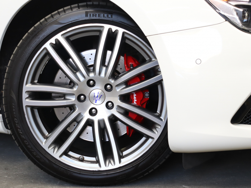 マセラティ ギブリ グランスポーツ｜赤革が映える1オーナー車